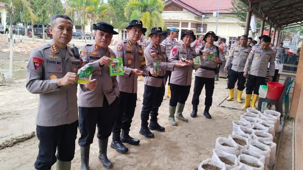 Manfaatkan Lumpur Banjir, Kapolda Aceh Serahkan Ribuan Karung Tanam ke Warga Aceh Tamiang