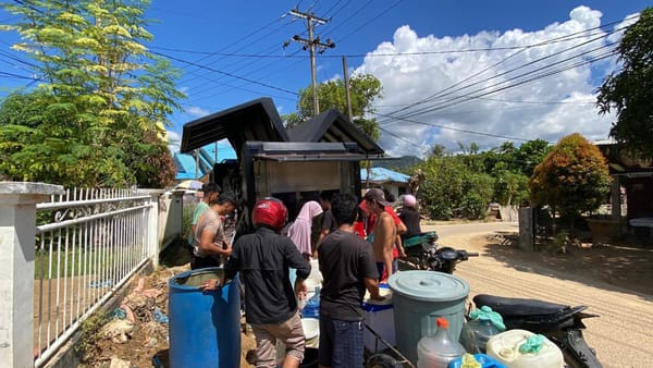 Pascabencana, Brimob Polda Sumut Salurkan Bantuan Air Bersih ke Warga Sibuluan Nauli