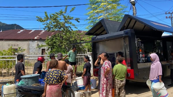 Brimob Polda Sumut Distribusikan Air Bersih ke Desa Sibuluan Nauli Pascabencana