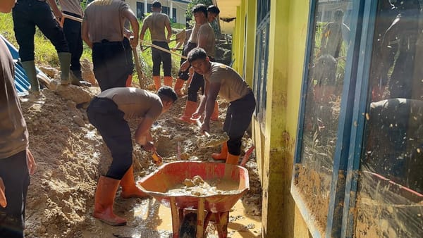 Pascabencana, Brimob Polda Sumut Turun Tangan Bersihkan SMP Negeri 2 Pandan Nauli
