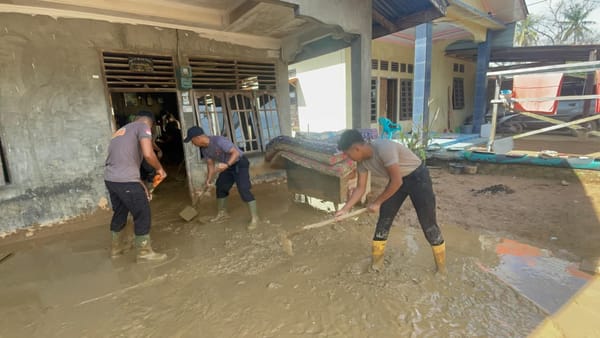 Brimob Polda Sumut Bersihkan Lumpur di SMP Negeri 2 Pandan Nauli Pascabencana