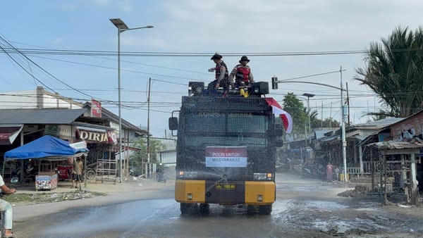 Polres Pidie Jaya Kendalikan Debu Pascabanjir, Warga Beri Apresiasi
