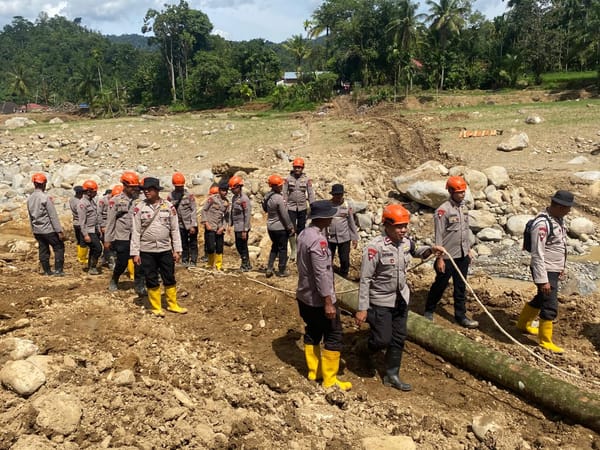 Akses Warga Kembali Terhubung, Brimob Jambi Dirikan Jembatan Darurat