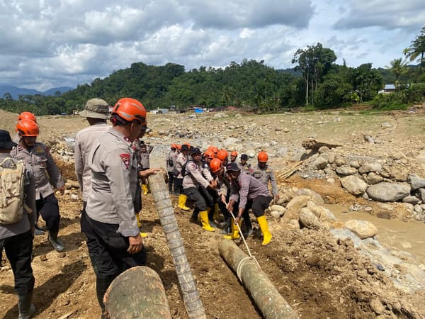 Pulihkan Akses Warga, Brimob Jambi Bangun Jembatan Darurat Antar Desa