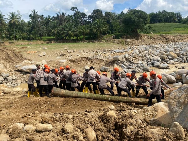 Brimob Jambi Bergerak Cepat Bangun Jembatan Darurat Penghubung Dua Desa