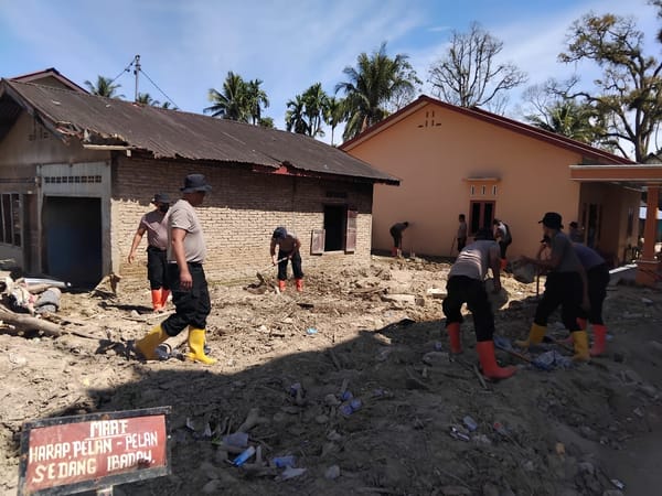 Pascabencana Batang Toru, Brimob Turun Tangan Pulihkan Hunian dan Fasilitas Ibadah