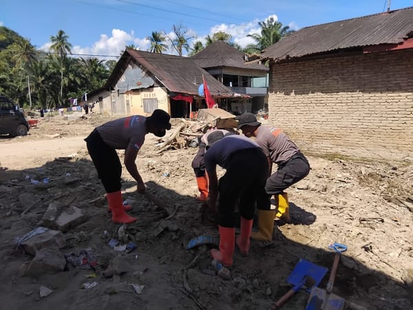 Brimob Hadir Bantu Pemulihan Rumah dan Kelancaran Ibadah Warga Pascabencana Batang Toru