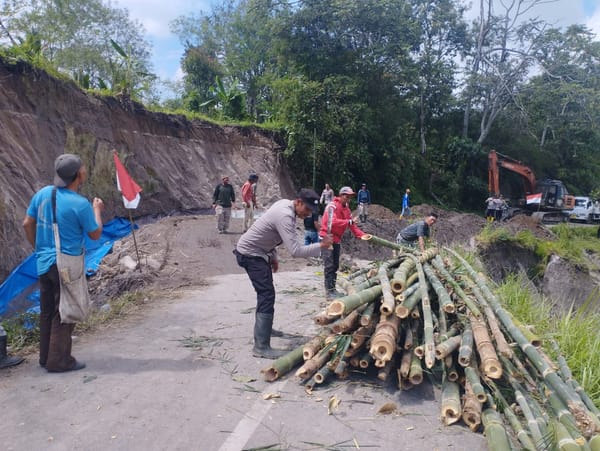 Bersama Warga, Polsek Kute Panang Perkuat Jalan Rawan Longsor di Lukup Sabun Barat