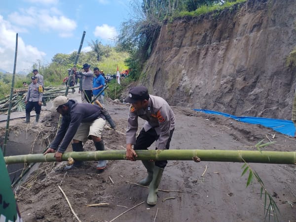 Polsek Kute Panang dan Warga Lukup Sabun Barat Gotong Royong Cegah Longsor