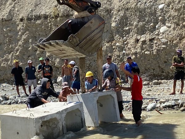 Polri-TNI Terus Tangani Banjir Donggala, Akses Jalan Mulai Dibuka