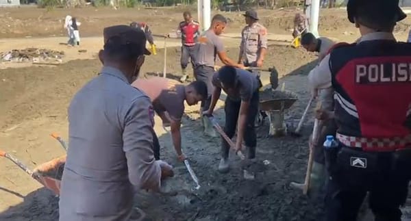 Dukungan Pendidikan Pulih Pascabanjir, Polres Pidie Jaya Bersihkan MIN 1