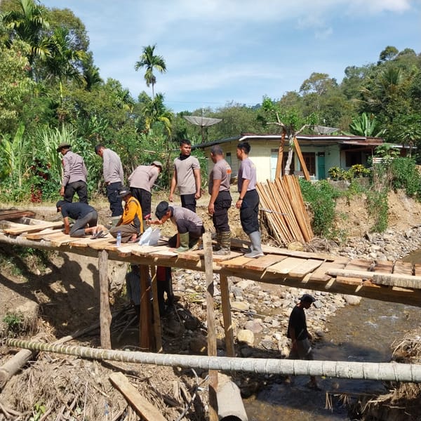 Jembatan Darurat Dibangun Polri Bersama Warga Akses Tiga Kampung Rusip Antara Kembali Normal