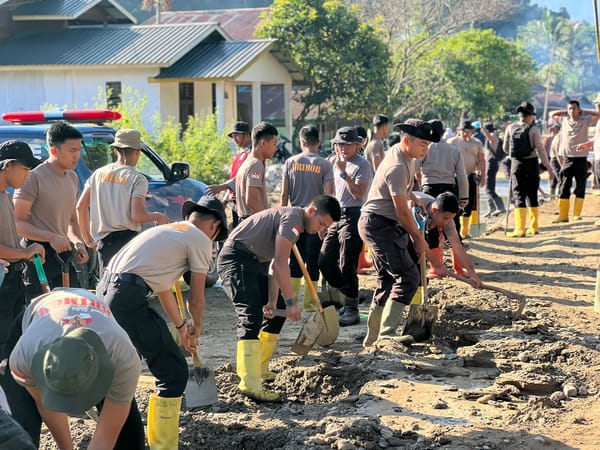 Pascabanjir Bandang Polri dan Masyarakat Lakukan Pembersihan Sungai di Desa Kampung Tengah