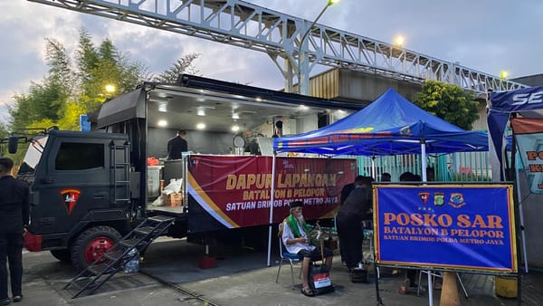 Polri Tangani Banjir Cakung Kerahkan 132 Personel Perahu Taktis dan Dapur Lapangan Brimob