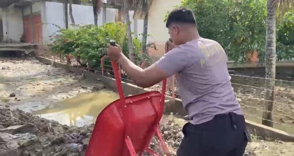 Polres Bireuen Gotong Royong Bersihkan SD Negeri 11 Kutablang Usai Banjir Bandang