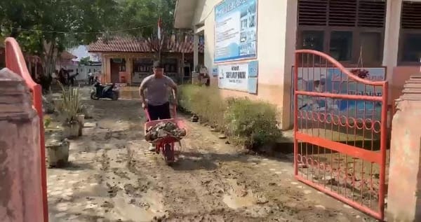 Pascabanjir Bandang Terjang Kutablang, Polres Bireuen Turun Tangan Bersihkan SD Negeri 11