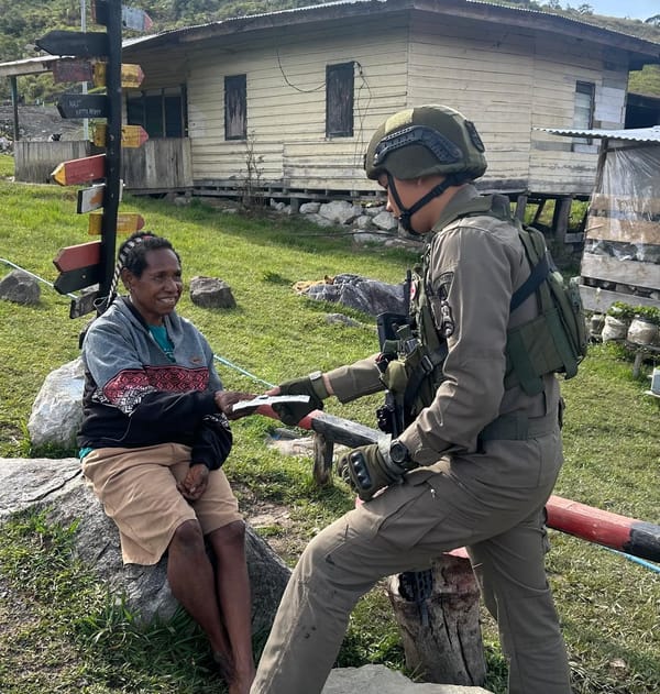 Brimob Hadir di Pos Sinak, Menjaga Kesehatan Sekaligus Menumbuhkan Harapan Warga