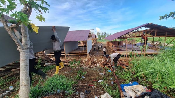 Polres Bireuen Gotong Royong Bersihkan SD Negeri 11 Kutablang Pascabanjir Bandang