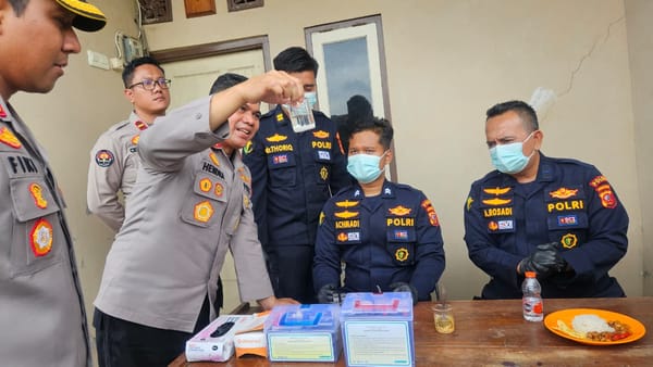Polda Jabar dan Biddokes Cek Keamanan Pangan Bantuan untuk Warga Terdampak Banjir Karawang