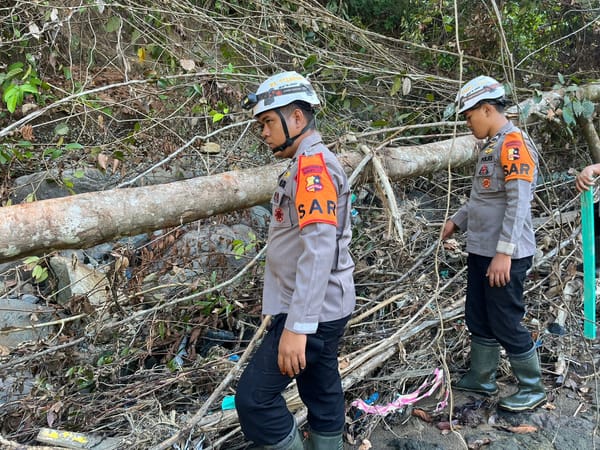 Tim SAR Resimen II Pas Pelopor Turun Langsung Bersihkan Sungai dan Percepat Pembangunan Huntara Pascabanjir Bandang di Agam