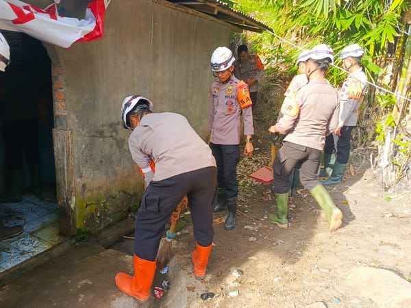Tim SAR Resimen II Pas Pelopor Normalisasi Sungai dan Dukung Pembangunan Huntara di Agam