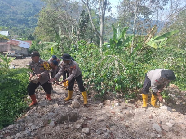 Polsek Silih Nara dan Brimob Polda Aceh Lanjutkan Gotong Royong Bersihkan Akses Jalan Pasca Bencana