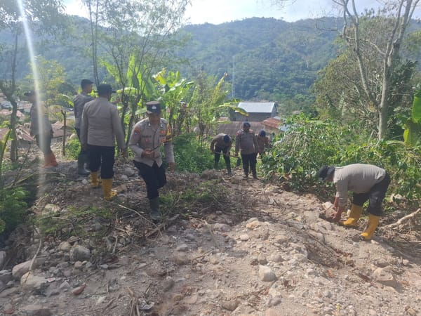Polri–Warga Bersatu Pulihkan Akses Jalan Silih Nara Pasca Longsor, Brimob Turun Langsung Gotong Royong