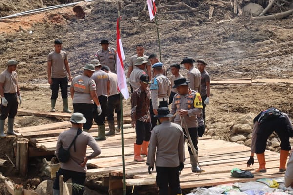 Aksi Cepat Polri Bangun Jembatan Darurat Kampung Setie, Akses Ekonomi Warga Bener Meriah Kembali Terhubung