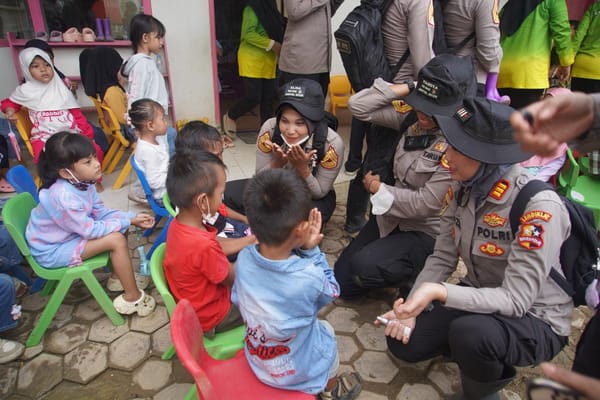 Taruni Akpol Beri Trauma Healing untuk Anak TK Bhayangkari Korban Banjir Aceh Tamiang