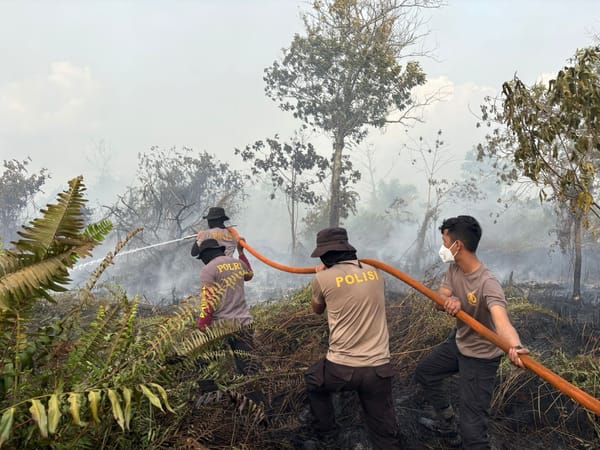 Polresta Pontianak Turun Langsung Padamkan Karhutla di Pontianak Selatan