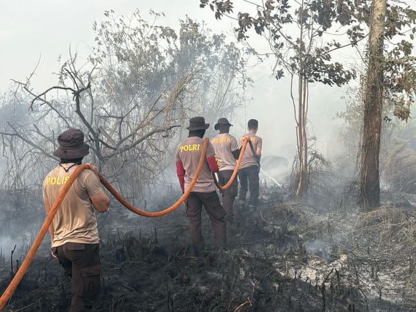 Sinergi Polresta Pontianak Padamkan Kebakaran Lahan di Pontianak Selatan