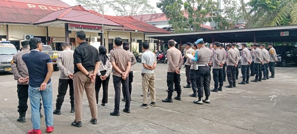 Pimpin Apel Jam Pimpinan, Kapolsek Pontianak Selatan Beri Arahan kepada Personel