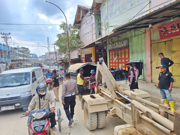 Pascabanjir, Polisi Evakuasi Mobil Warga dari Jalan Tergenang ke Bengkel