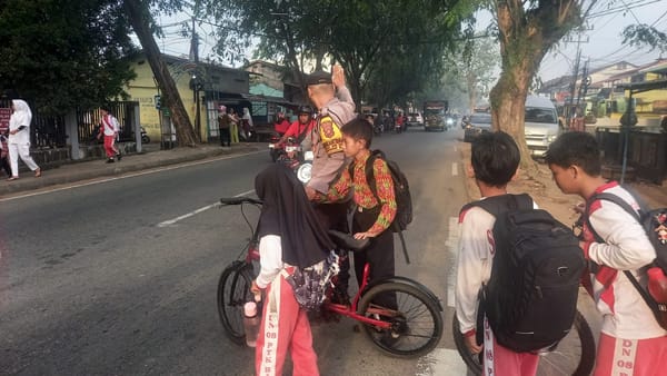Polsek Pontianak Barat Hadir di Titik Rawan, Tekan Pelanggaran dan Kecelakaan