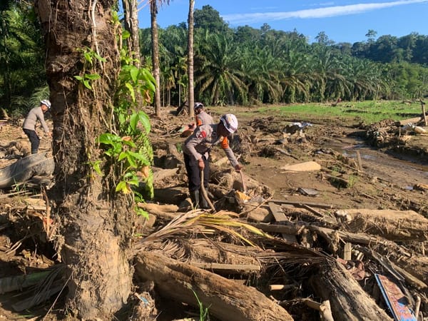 Pascabencana Banjir Bandang, Sungai di Agam Dibersihkan Tim SAR Resimen II Pasukan Pelopor