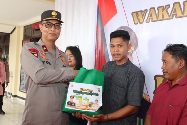 Kunjungan Kerja ke Polres Gumas, Wakapolda Kalteng Serahkan Bansos bagi Petani