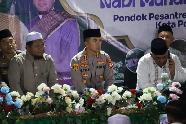 Kapolresta Pontianak Jalin Kebersamaan Bersama Santri Ponpes Mathla’ul Anwar