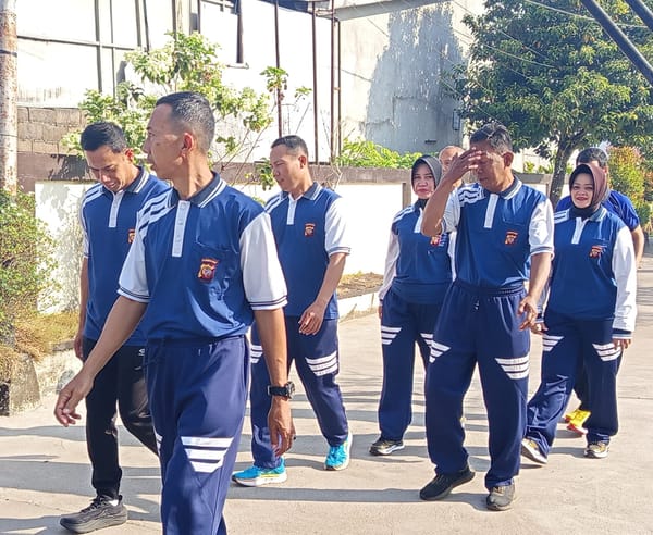 Pagi Sehat ala Polisi, Polsek Pontianak Kota Kompak Jalan Kaki Bareng