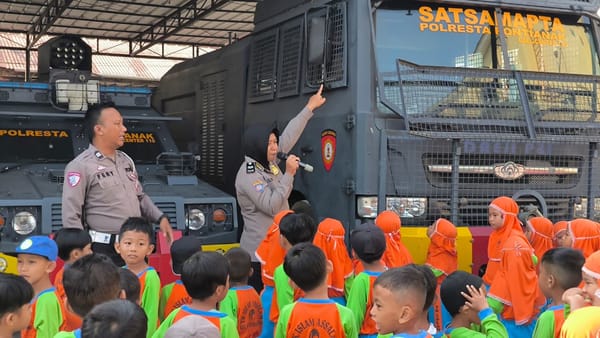 Belajar Rambu dan Disiplin Jalan Raya, Anak TK Diajak Polisi Bermain Edukatif