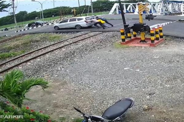 Detik-detik Kabid Humas Polda Jateng Dorong Mobil Kursus yang Mogok di Perlintasan Rel