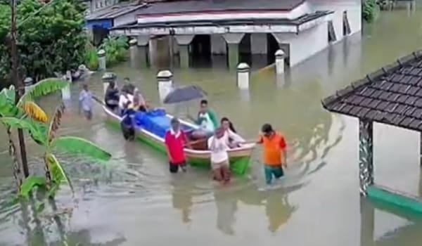 Enam Hari Terendam Banjir 1,5 Meter, Warga Pati Pilih Bertahan di Rumah