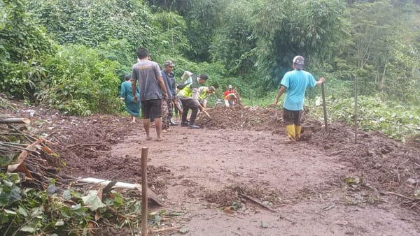 Longsor Tutup Akses Jalan Sokasari, Polsek Bojong Bergerak Cepat