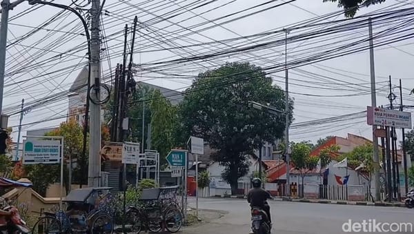 Bahayakan Pengguna Jalan, Kabel Semrawut di Brebes Dipasangi Kresek oleh Warga