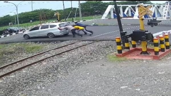 Aksi Sigap Kabid Humas Polda Jateng Selamatkan Mobil Mogok dari Jalur Kereta