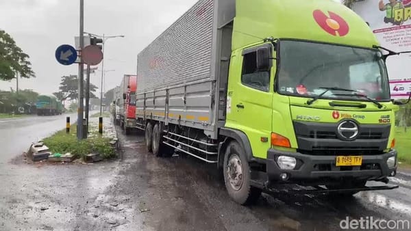 Pantura Pati–Rembang Tergenang Banjir, Kemacetan Mengular Nyaris 1 Km