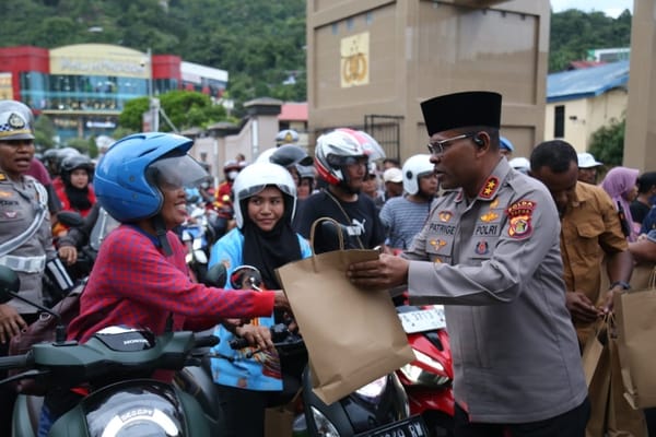 Berbagi Berkah Ramadhan, Kapolda Papua dan Dir Reskrimum Turun Langsung Bagikan Takjil kepada Warga Jayapura