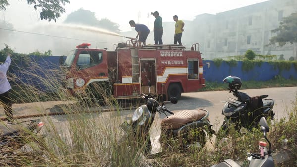 Api Sempat Membesar, Lahan Kosong Depan Hotel Novotel Pontianak Terbakar