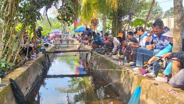 Bhabinkamtibmas Dekat dengan Masyarakat Lewat Mancing Lele HUT ke-1 PARDEM