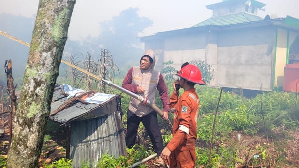 Kebakaran Lahan di Batulayang, Polsek Pontianak Utara Bergerak Cepat Amankan Warga