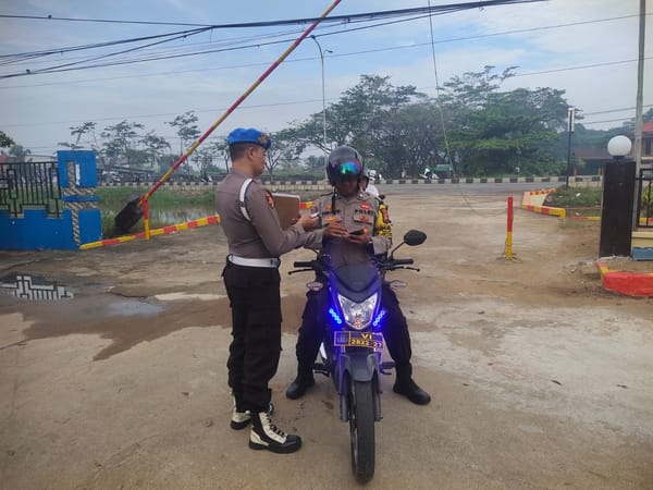 Kanit Propam Pontianak Timur Lakukan Pemeriksaan KTA hingga SIM Personel